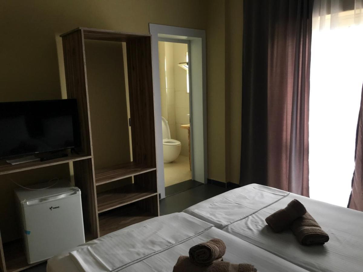 Te Bujtina Hotel- Cozy Stay With Traditional Breakfast Near Beach Golem  Esterno foto