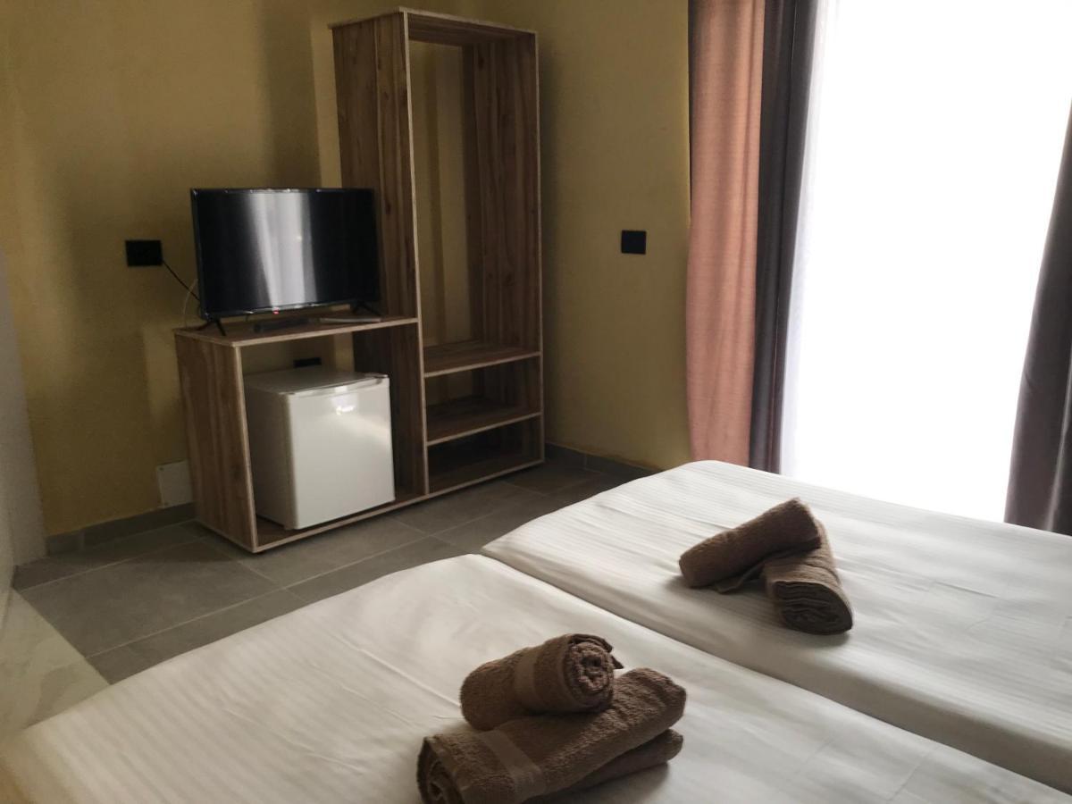 Te Bujtina Hotel- Cozy Stay With Traditional Breakfast Near Beach Golem  Esterno foto