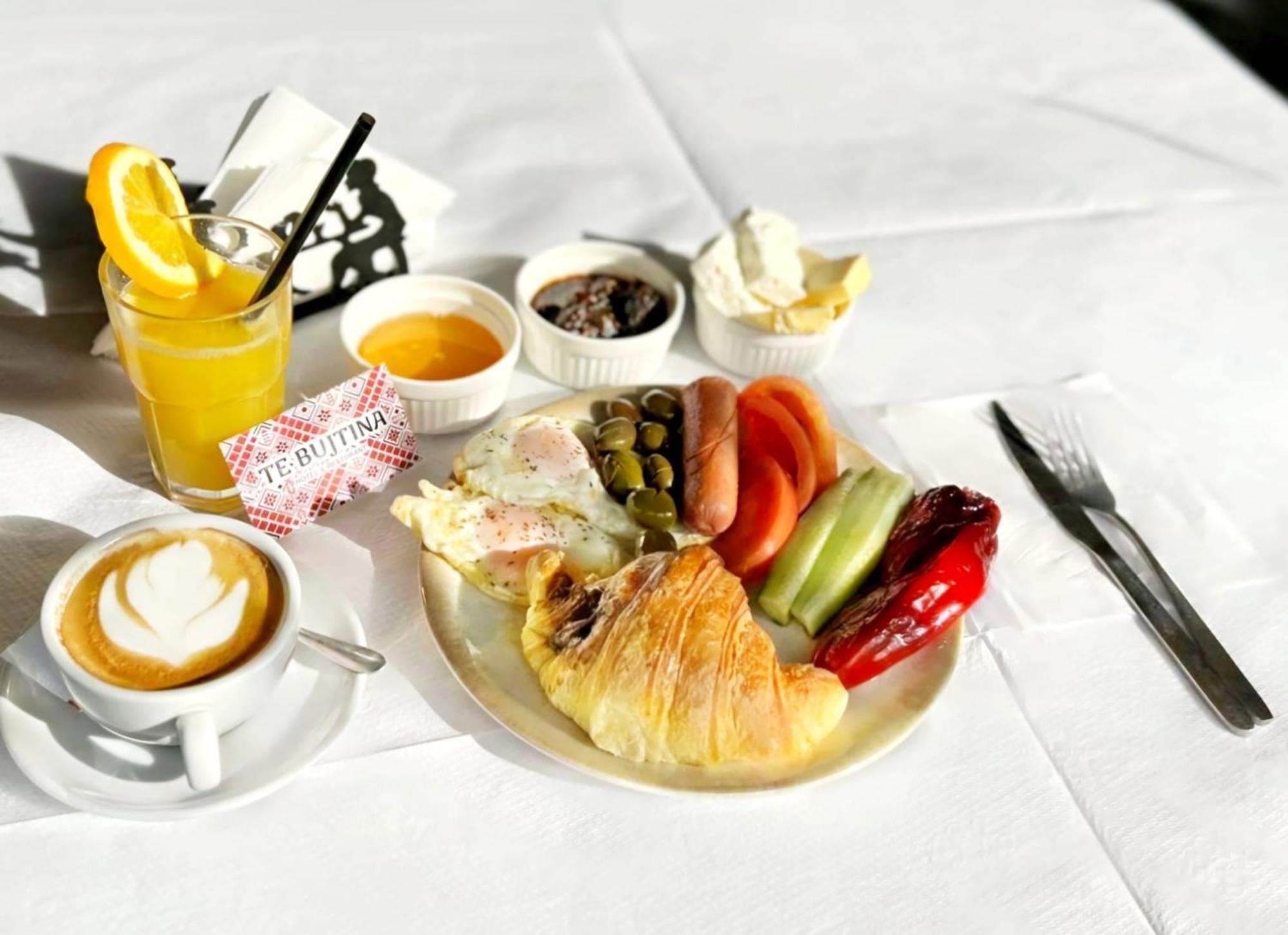 Te Bujtina Hotel- Cozy Stay With Traditional Breakfast Near Beach Golem  Esterno foto