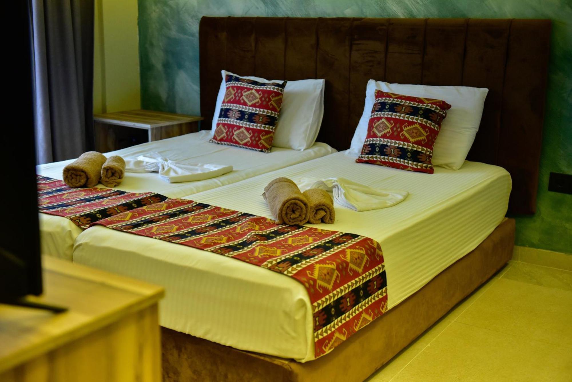 Te Bujtina Hotel- Cozy Stay With Traditional Breakfast Near Beach Golem  Esterno foto